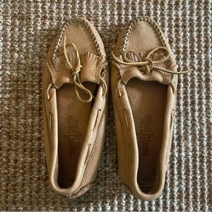 Vintage Minnetonka natural leather moccasin driving shoes / slippers size 10